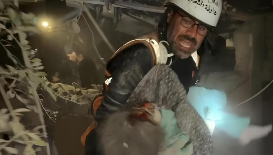 الدفاع المدني يخرج أحد الجرحى من تحت أنقاض منزل بعد قصف الاحتلال مربعا سكنيا في بيت لاهيا الدفاع المدني يخرج أحد الجرحى من تحت أنقاض منزل بعد قصف الاحتلال مربعا سكنيا في بيت لاهيا شمالي قطاع غزة 20/10/2024 |لمصدر: منصة إكس