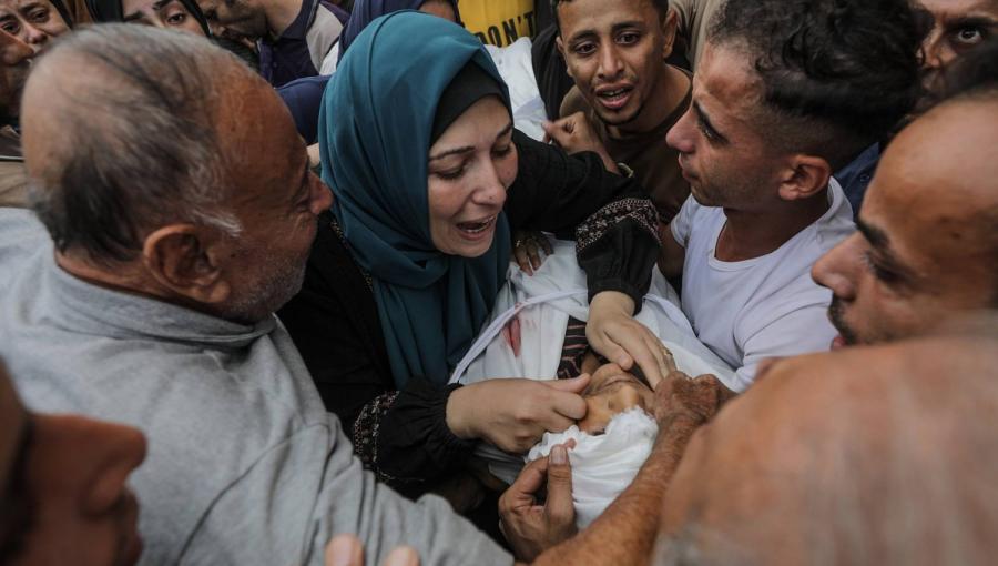 أم فلسطينية تودع ابنها الشهيد في مستشفى الأقصى بدير البلح في غزة أم فلسطينية تودع ابنها الشهيد في مستشفى الأقصى بدير البلح في غزة | المصدر: الوكالة الأوروبية للصور الصحفية