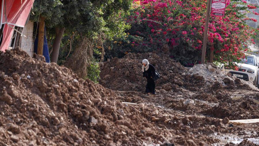 امرأة فلسطينية تمشي على طريق مدمر بعد يوم من اقتحام جيش الاحتلال الإسرائيلي لمخيم جنين للاجئين الفلسطينيين شمال الضفة الغربية المحتلة امرأة فلسطينية تمشي على طريق مدمر بعد يوم من اقتحام جيش الاحتلال الإسرائيلي لمخيم جنين للاجئين الفلسطينيين شمال الضفة الغربية المحتلة | المصدر: وكالة الأنباء الفرنسية