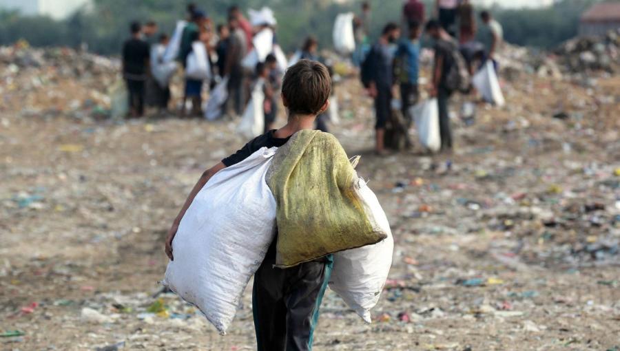 أطفال يبحثون عن شيء يأكلونه في خانيونس بغزة أطفال يبحثون عن شيء يأكلونه في خانيونس بغزة | المصدر: وكالة الأنباء الفرنسية