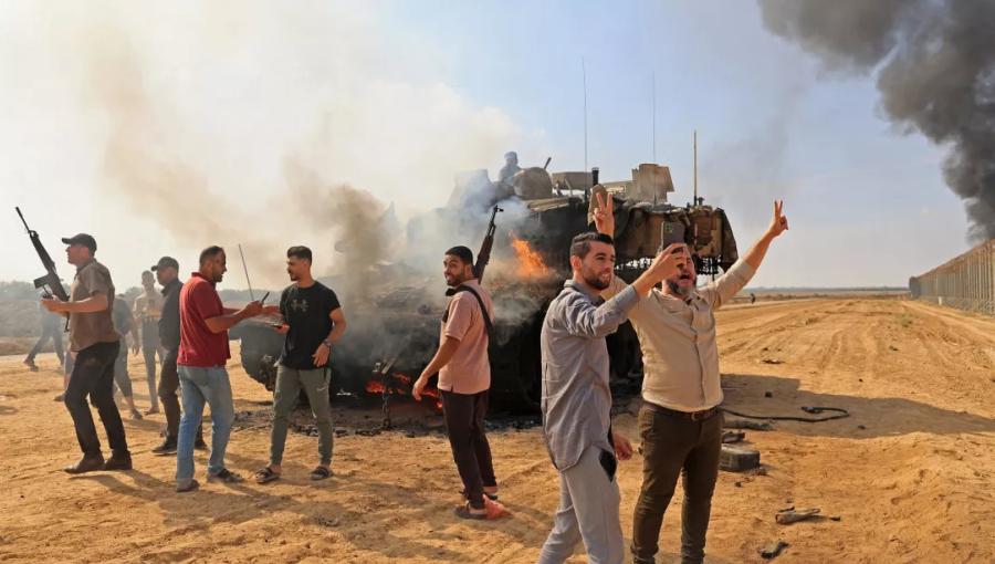 فلسطينيون يحتفلون باستيلائهم على دبابة إسرائيلية بالقرب من خانيونس بعد عبور السياج الفاصل بين دولة الاحتلال وقطاع غزة فلسطينيون يحتفلون باستيلائهم على دبابة إسرائيلية بالقرب من خانيونس بعد عبور السياج الفاصل بين دولة الاحتلال وقطاع غزة 7 أكتوبر/تشرين الأول 2023 | المصدر: وكالة فرانس برس