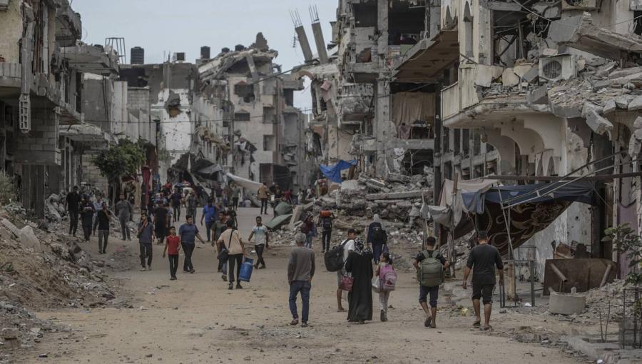 فلسطينيون يسيرون بين الأنقاض في مخيم البريج للاجئين فلسطينيون يسيرون بين الأنقاض في مخيم البريج للاجئين في جنوب قطاع غزة 17/92024 | المصدر: الوكالة الأوروبية للصور الصحفية