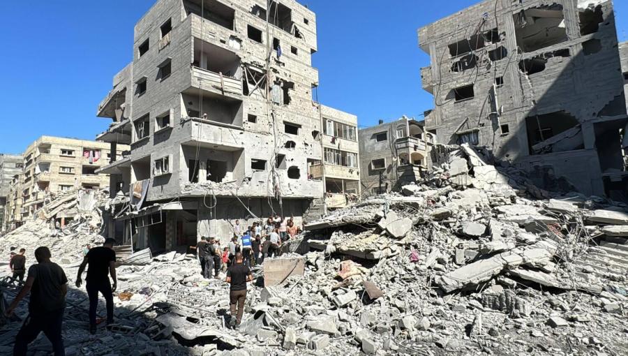 فلسطينيون يتفقدون الدمار جراء قصف الاحتلال الإسرائيلي على بيت لاهيا في شمال غزة فلسطينيون يتفقدون الدمار جراء قصف الاحتلال الإسرائيلي على بيت لاهيا في شمال غزة | المصدر: وكالة الأنباء الفرنسية