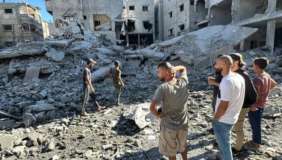 فلسطينيون يقفون أمام الدمار الذي ألحقه الاحتلال ببيت لاهيا شمال قطاع غزة فلسطينيون يقفون أمام الدمار الذي ألحقه الاحتلال ببيت لاهيا شمال قطاع غزة | المصدر: وكالة الأنباء الفرنسية