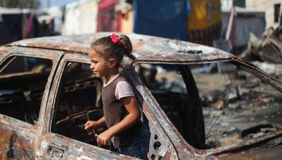 فتاة فلسطينية في سيارة دمرها قصف الاحتلال لساحة مستشفى شهداء الأقصى فتاة فلسطينية في سيارة دمرها قصف الاحتلال لساحة مستشفى شهداء الأقصى في دير البلح بقطاع غزة | المصدر: وكالة الأنباء الفرنسية