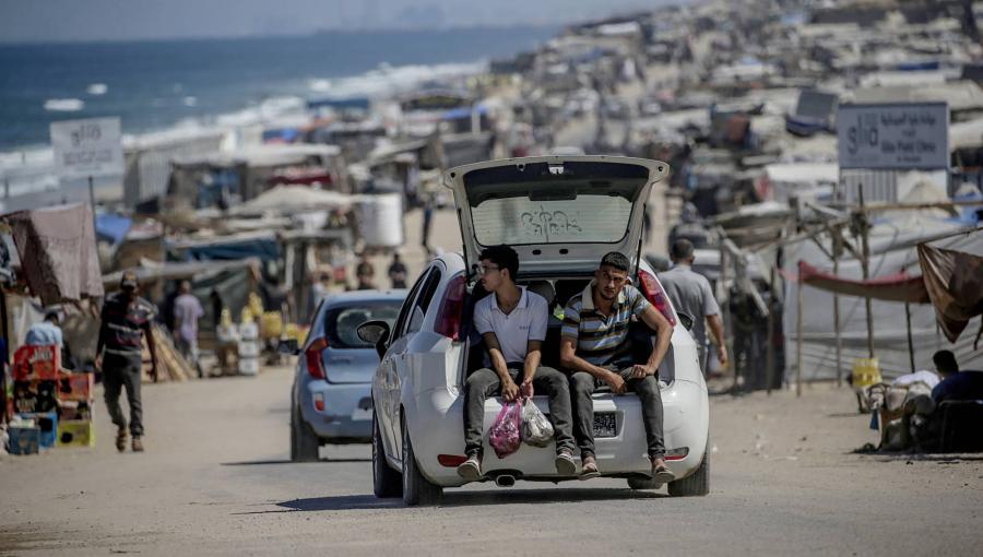 خيام النازحين الفلسطينيين على شاطئ دير البلح وسط قطاع غزة خيام النازحين الفلسطينيين على شاطئ دير البلح وسط قطاع غزة | المصدر: الوكالة الأوروبية للصور الصحفية
