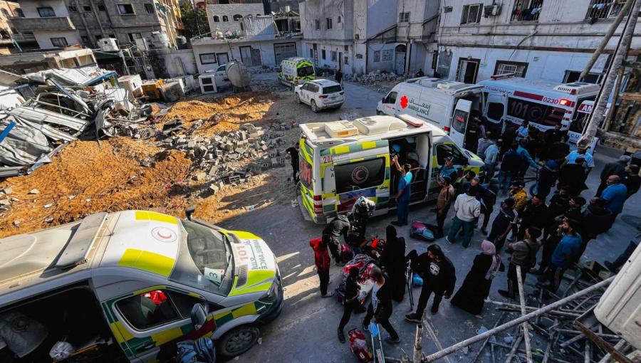 مسعفون بالقرب من مستشفى كمال عدوان في بيت لاهيا شمال قطاع غزة مسعفون بالقرب من مستشفى كمال عدوان في بيت لاهيا شمال قطاع غزة | المصدر: وكالة الأنباء الفرنسية