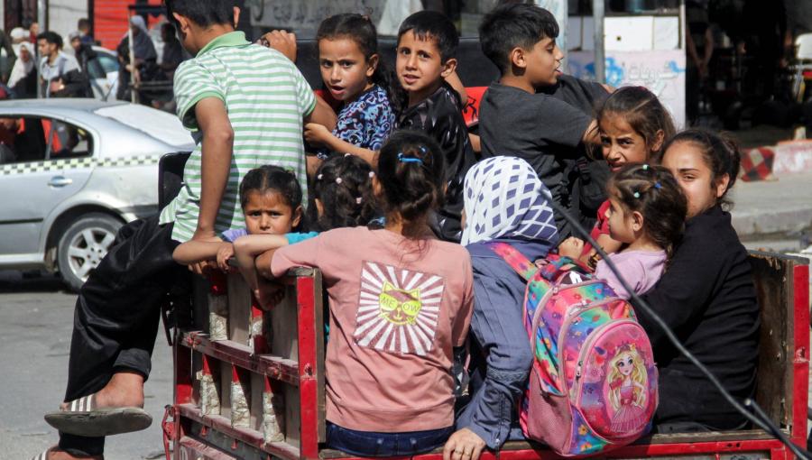 نازحون فلسطينيون خرجوا من جباليا نازحون فلسطينيون خرجوا من جباليا بعد أن دعا جيش الاحتلال الإسرائيلي السكان إلى الإخلاء | المصدر: رويترز