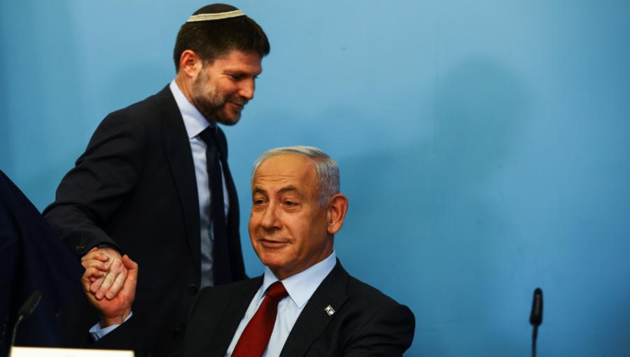 سموتريتش ونتنياهو وزير مالية الاحتلال بتسلئيل سموتريش يصافح رئيس حكومة الاحتلال بنيامين نتنياهو 25/1/2023 | المصدر: أسوشييتد برس