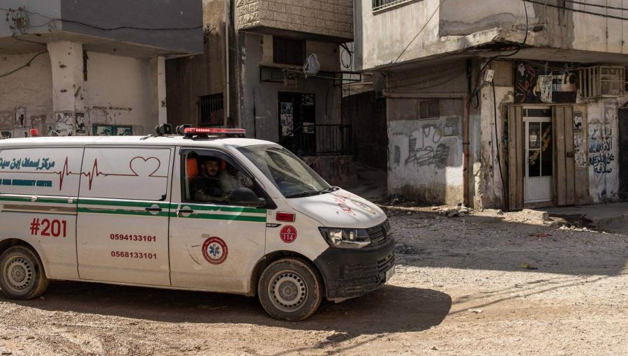 سيارة إسعاف تمر عبر طريق متضرر في مخيم جنين سيارة إسعاف تمر عبر طريق متضرر في مخيم جنين للاجئين في الضفة الغربية المحتلة 9/10/2024 | المصدر: وكالة الأنباء الفرنسية