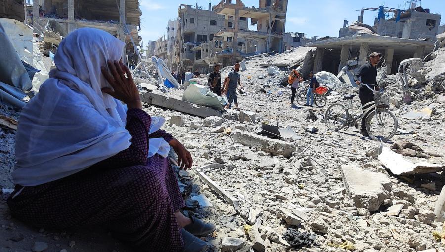 سيدة فلسطينية تجلس أمام الدمار الهائل الذي تسبب به الاحتلال في جباليا سيدة فلسطينية تجلس أمام الدمار الهائل الذي تسبب به الاحتلال في جباليا | المصدر: المركز الفلسطيني للإعلام