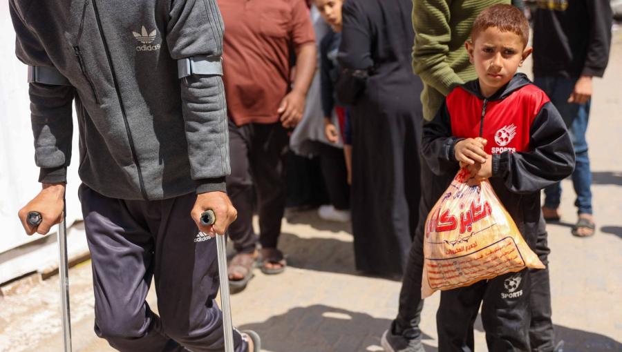 طفل فلسطيني يحمل خبزا في مدينة غزة طفل فلسطيني يحمل خبزا في مدينة غزة | المصدر: وكالة الأنباء الفرنسية