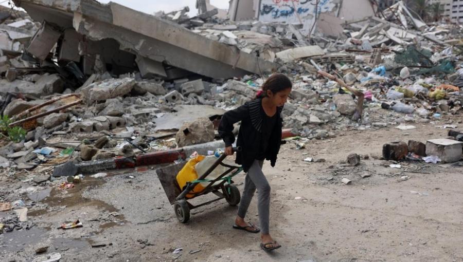 فتاة فلسطينية تنقل المياه النظيفة أثناء سيرها بجوار مبنى مدمر في مدينة غزة، 2/11/2024|المصدر:وكالة الصحافة الفرنسية فتاة فلسطينية تنقل المياه النظيفة أثناء سيرها بجوار مبنى مدمر في مدينة غزة، 2/11/2024|المصدر:وكالة الصحافة الفرنسية