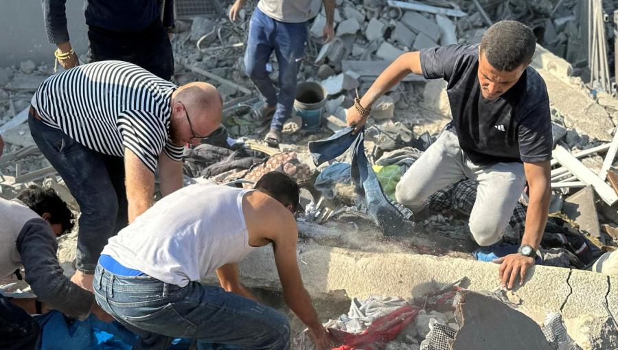 فلسطينيون يحاولون انتشال جثامين شهداء بعد غارة إسرائيلية استهدفت منازلهم في بيت لاهيا شمال قطاع غزة، 4/11/2024| المصدر: رويترز فلسطينيون يحاولون انتشال جثامين شهداء بعد غارة إسرائيلية استهدفت منازلهم في بيت لاهيا شمال قطاع غزة، 4/11/2024| المصدر: رويترز