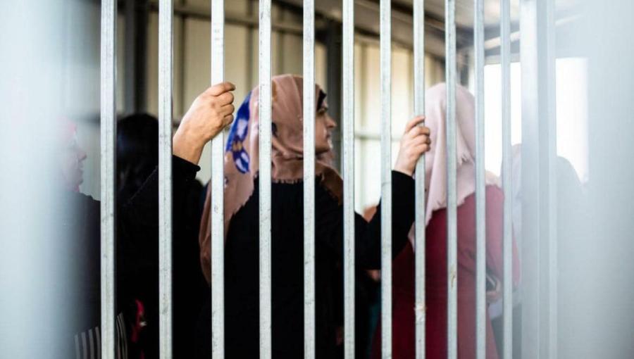 أسيرات فلسطينيات خلف قضبان في أحد سجون الاحتلال | المصدر: المركز الفلسطيني للإعلام أسيرات فلسطينيات خلف قضبان في أحد سجون الاحتلال | المصدر: المركز الفلسطيني للإعلام