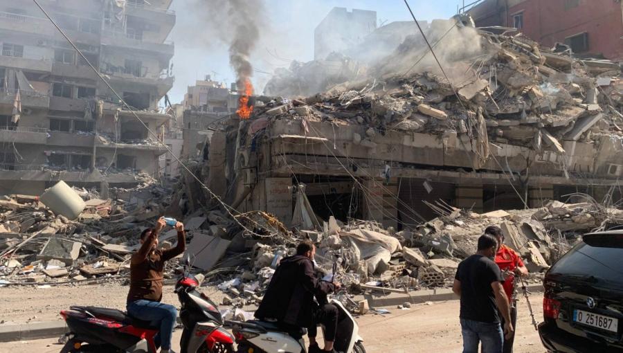 لبنانيون يتفقدون مربعات عمرانية استهدفتها غارات إسرائيلية في الضاحية الجنوبية لبيروت| المصدر: وكالة الصحافة الفرنسية لبنانيون يتفقدون مربعات عمرانية استهدفتها غارات إسرائيلية في الضاحية الجنوبية لبيروت| المصدر: وكالة الصحافة الفرنسية