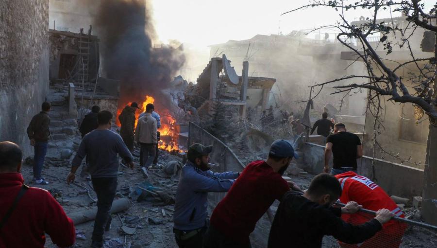 عمال إنقاذ ومواطنون بمحيط موقع استهدفته غارة إسرائيلية في بعلبك شرق لبنان 6/11/2024| المصدر: وكالة الصحافة الفرنسية عمال إنقاذ ومواطنون بمحيط موقع استهدفته غارة إسرائيلية في بعلبك شرق لبنان 6/11/2024| المصدر: وكالة الصحافة الفرنسية
