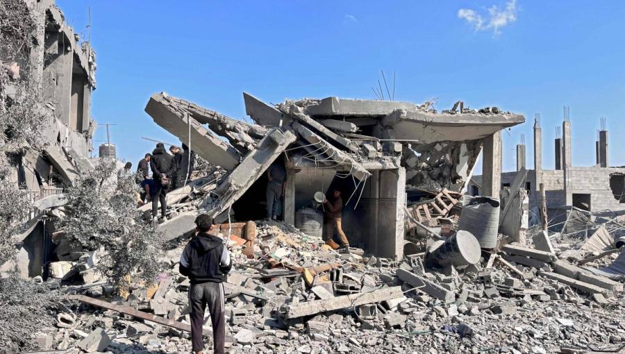 فلسطينيون يبحثون بين أنقاض مبنى دمره القصف الإسرائيلي في بيت لاهيا شمال قطاع غزة | المصدر: وكالة الصحافة الفرنسية فلسطينيون يبحثون بين أنقاض مبنى دمره القصف الإسرائيلي في بيت لاهيا شمال قطاع غزة | المصدر: وكالة الصحافة الفرنسية
