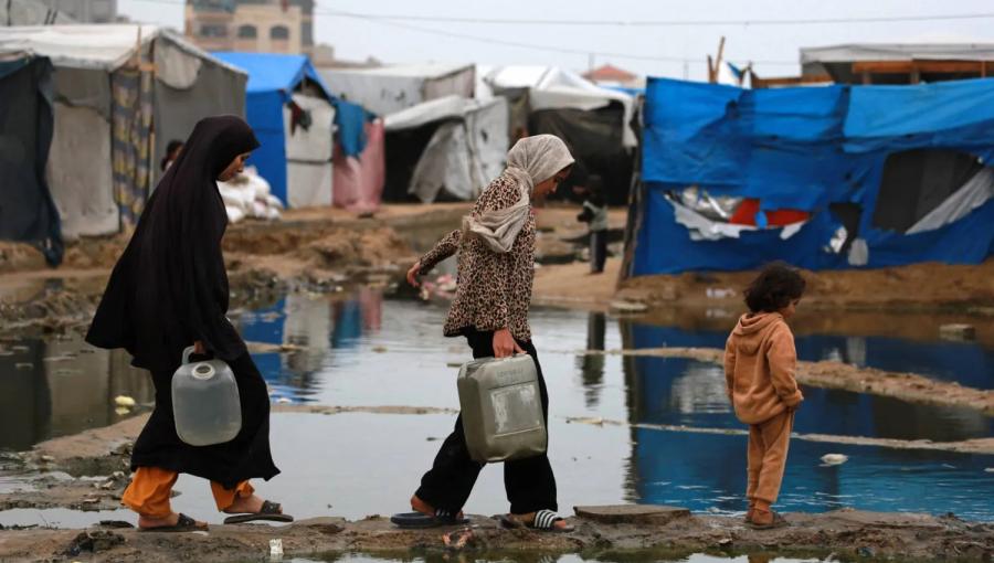 فلسطينيات ينقلن المياه إلى خيمتهن بعد هطول أمطار غزيرة بدير البلح وسط قطاع غزة فلسطينيات ينقلن المياه إلى خيمتهن بعد هطول أمطار غزيرة بدير البلح وسط قطاع غزة 24/11/2024 | المصدر: وكالة الأنباء الفرنسية