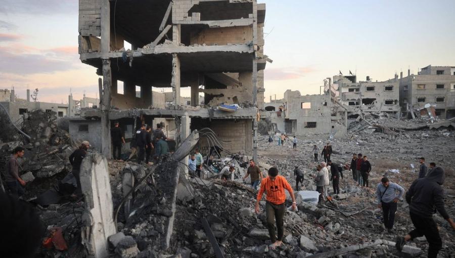فلسطينيون يبحثون عن الشهداء والمصابين عقب غارة إسرائيلية وسط مدينة غزة فلسطينيون يبحثون عن الشهداء والمصابين عقب غارة إسرائيلية وسط مدينة غزة | المصدر: وكالة الأنباء الفرنسية
