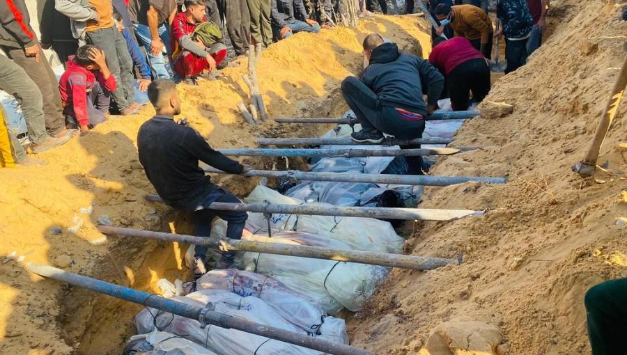 فلسطينيون يدفنون شهداء مجزرة عائلة الرضيع في بيت لاهيا شمال قطاع غزة 5/11/2024 | المصدر: منصة إكس فلسطينيون يدفنون شهداء مجزرة عائلة الرضيع في بيت لاهيا شمال قطاع غزة 5/11/2024 | المصدر: منصة إكس