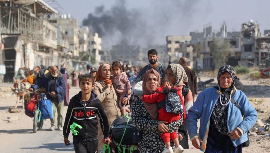 غزيون ينزحون قسرا من بيت حانون باتجاه مدينة غزة غزيون ينزحون قسرا من بيت حانون باتجاه مدينة غزة بعد تهديدات بالإخلاء من قبل جيش الاحتلال 13/11/2024 | المصدر: وكالة الأنباء الفرنسية