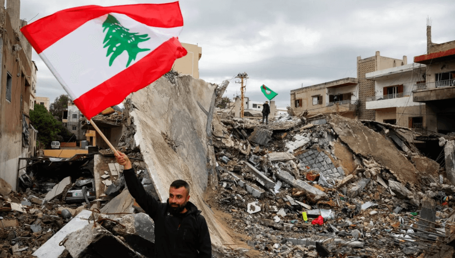 لبناني يلوح بعلم بلاده وسط أنقاض مبنى دمره العدوان الإسرائيلي في مدينة صور بعد سريان وقف إطلاق النار في لبنان لبناني يلوح بعلم بلاده وسط أنقاض مبنى دمره العدوان الإسرائيلي في مدينة صور بعد سريان وقف إطلاق النار في لبنان 27/11/2024 | المصدر: رويترز