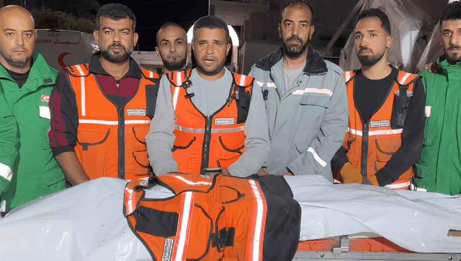 مؤتمر صحفي للدفاع المدني بعد قصف الاحتلال طواقمه مؤتمر صحفي للدفاع المدني بعد قصف الاحتلال طواقمه أثناء انتشال الإصابات في استهداف منزل بحي الصبرة جنوب مدينة غزة