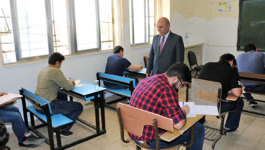 وزير التربية والتعليم د. عزمي محافظة يتفقد إحدى قاعات التوجيهي الامتحان التكميلي في دورة سابقة وزير التربية والتعليم د. عزمي محافظة يتفقد إحدى قاعات التوجيهي الامتحان التكميلي في دورة سابقة