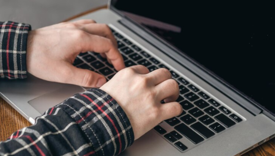 شخص يستخدم اللابتوب شخص يستخدم اللابتوب | المصدر: freepik