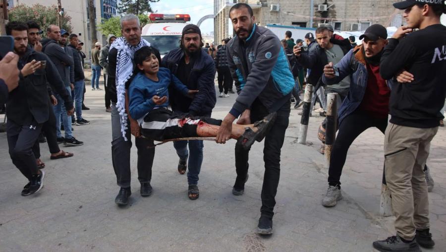 طفل مصاب إثر غارة جوية إسرائيلية على مدرسة تؤوي نازحين في غزة طفل مصاب إثر غارة جوية إسرائيلية على مدرسة تؤوي نازحين في غزة | المصدر: وكالة الأنباء الفرنسية