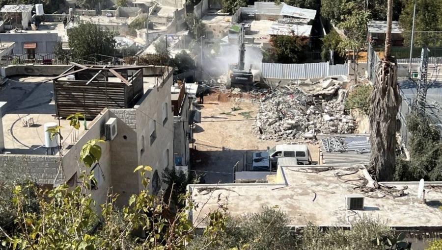 آليات الاحتلال تهدم 8 شقق سكنية في حي البستان، في بلدة سلوان جنوب المسجد الأقصى في القدس المحتلة آليات الاحتلال تهدم 8 شقق سكنية في حي البستان، في بلدة سلوان جنوب المسجد الأقصى في القدس المحتلة 5/11/2024