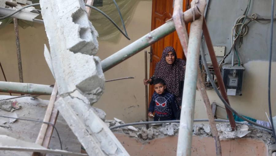 امرأة فلسطينية وطفل يقفان أمام مبنى دمرته غارة إسرائيلية في مخيم النصيرات وسط قطاع غزة امرأة فلسطينية وطفل يقفان أمام مبنى دمرته غارة إسرائيلية في مخيم النصيرات وسط قطاع غزة | المصدر: وكالة الأنباء الفرنسية