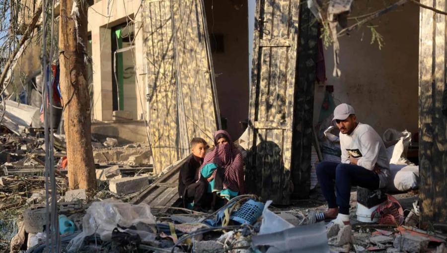 فلسطينيون وسط الأنقاض أمام مبنى دمرته غارة جوية إسرائيلية في النصيرات وسط قطاع غزة فلسطينيون وسط الأنقاض أمام مبنى دمرته غارة جوية إسرائيلية في النصيرات وسط قطاع غزة | المصدر: وكالة الأنباء الفرنسية