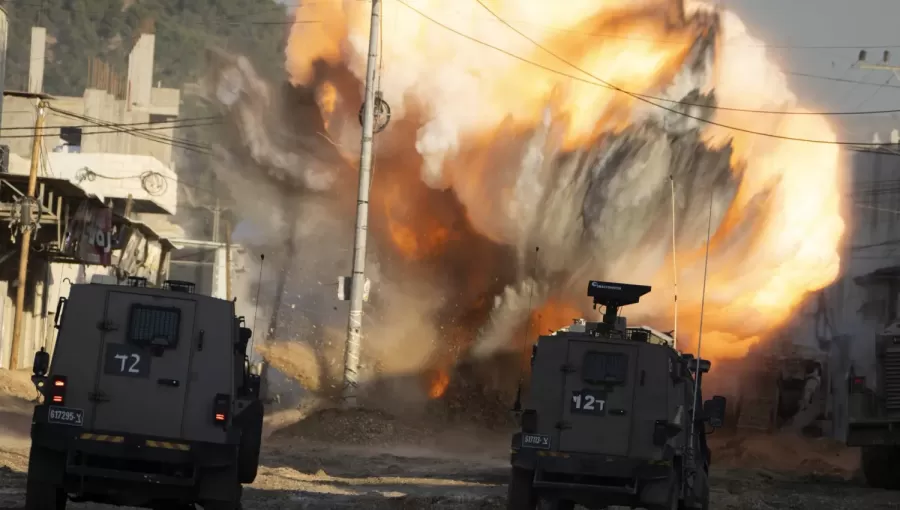 جنود الاحتلال يفجرون عبوة زرعها مقاومون فلسطينيون في مخيم نور شمس بالضفة الغربية جنود الاحتلال يفجرون عبوة زرعها مقاومون فلسطينيون في مخيم نور شمس بالضفة الغربية | المصدر: أوشييتد برس