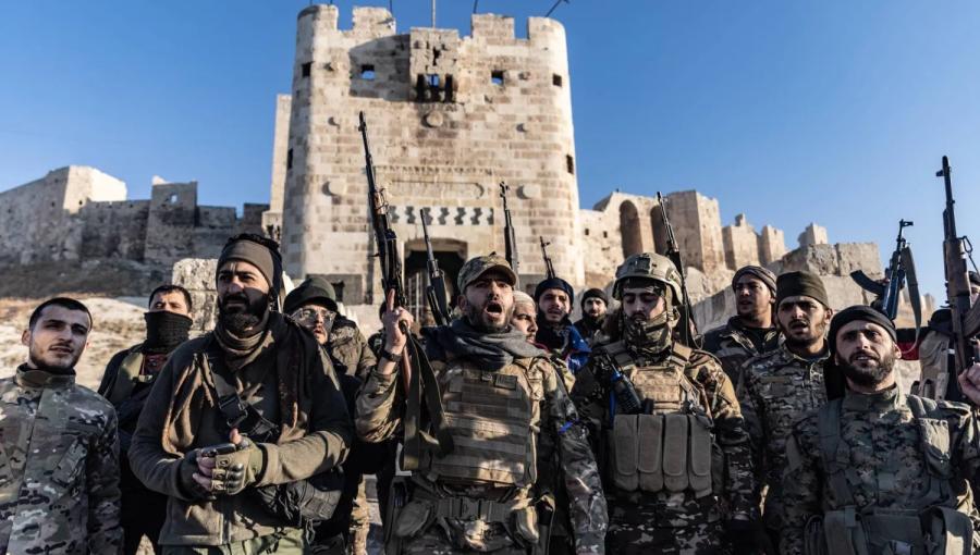 مقاتلون من المعارضة السورية أمام قلعة حلب التاريخية مقاتلون من المعارضة السورية أمام قلعة حلب التاريخية 30/11/2024 | المصدر: وكالة الأنباء الألمانية