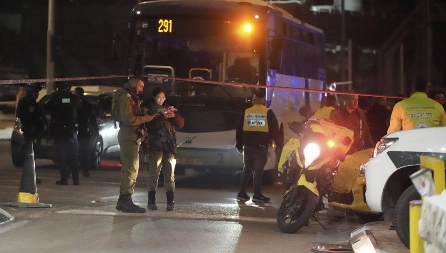 قوات الاحتلال في موقع إطلاق نار على حافلة بالقرب من بلدة بيت جالا بالضفة الغربية قوات الاحتلال في موقع إطلاق نار على حافلة بالقرب من بلدة بيت جالا بالضفة الغربية | المصدر: أسوشييتد برس