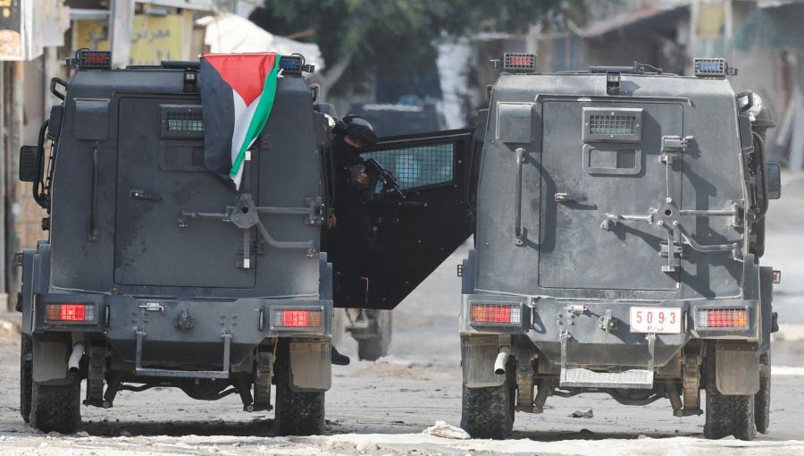 قوات السلطة الفلسطينية خلال اشتباكها مع مقاومين في مخيم جنين بالضفة قوات السلطة الفلسطينية خلال اشتباكها مع مقاومين في مخيم جنين بالضفة | المصدر: رويترز