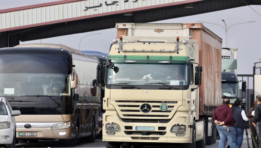 شاحنات على مدخل معبر جابر الحدودي شاحنات على مدخل معبر جابر الحدودي | المصدر: المملكة