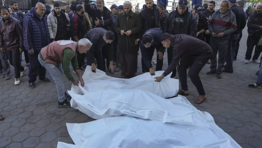 شهداء إثر غارة إسرائيلية على مخيم النصيرات خارج مستشفى شهداء الأقصى شهداء إثر غارة إسرائيلية على مخيم النصيرات خارج مستشفى شهداء الأقصى 21/12/2024 | المصدر: أسوشييتد برس