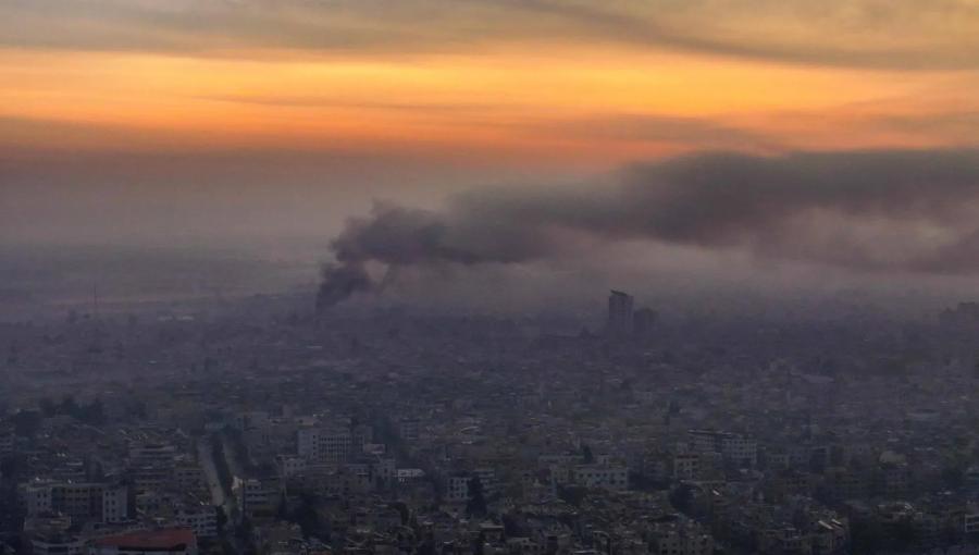 صورة جوية للدخان المتصاعد في سماء دمشق جراء الغارات الإسرائيلية صورة جوية للدخان المتصاعد في سماء دمشق جراء الغارات الإسرائيلية | المصدر: وكالة الأنباء الفرنسية