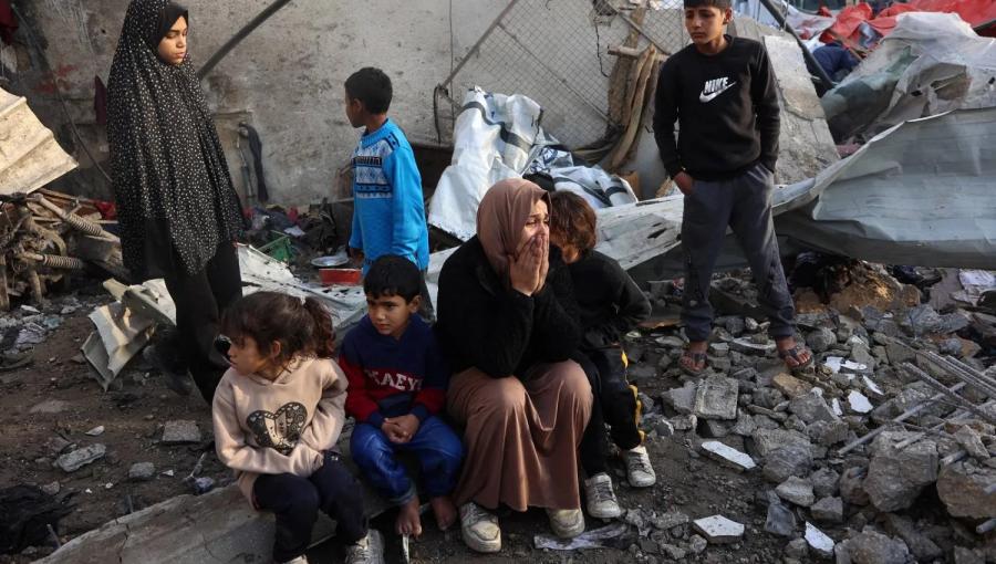 امرأة تبكي وسط دمار الذي خلفته غارة إسرائيلية على مدرسة تؤوي نازحين وسط غزة امرأة تبكي وسط دمار الذي خلفته غارة إسرائيلية على مدرسة تؤوي نازحين وسط غزة | المصدر: وكالة الأنباء الفرنسية