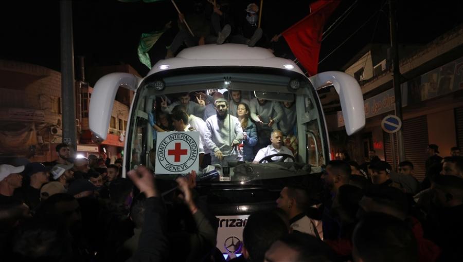 أسرى فلسطينيون من الضفة الغربية أفرج عنهم ضمن الدفعة الثالثة من صفقة التبادل مع حركة حماس أسرى فلسطينيون من الضفة الغربية أفرج عنهم ضمن الدفعة الثالثة من صفقة التبادل مع حركة حماس في 26/11/2023 | المصدر: وكالة الأناضول