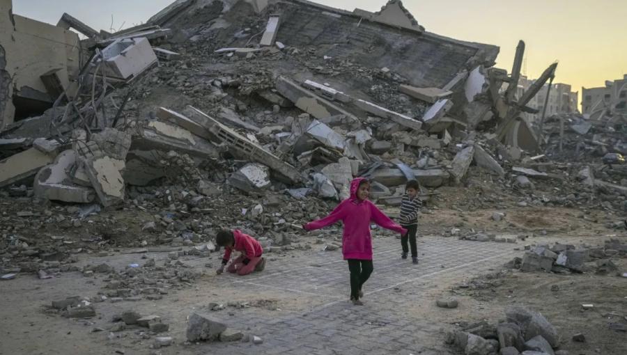 أطفال فلسطينيون يلعبون بجوار مبنى دمره قصف إسرائيلي وسط قطاع غزة أطفال فلسطينيون يلعبون بجوار مبنى دمره قصف إسرائيلي وسط قطاع غزة | المصدر: أسوشييتد برس