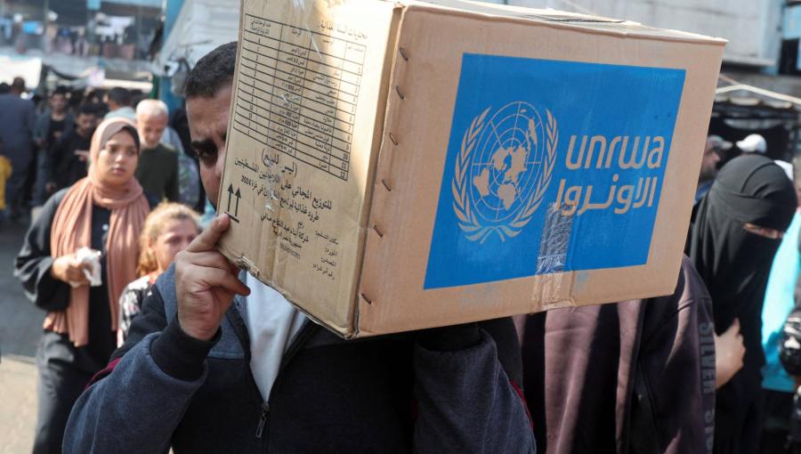فلسطيني يحمل صندوق مساعدات وزعته وكالة الأونروا في دير البلح وسط غزة فلسطيني يحمل صندوق مساعدات وزعته وكالة الأونروا في دير البلح وسط غزة تشرين الثاني 2024 | المصدر: رويترز