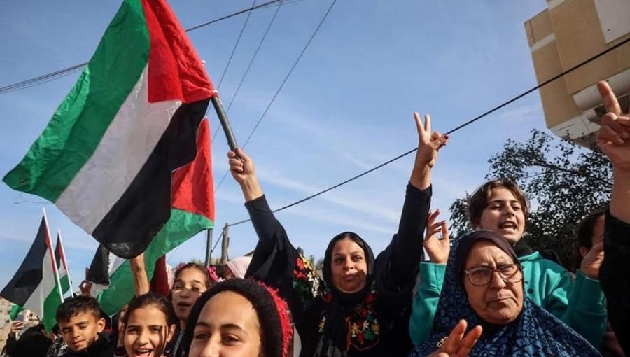 فلسطينيات يرفعن شارة النصر والعلم الفلسطيني بعد دخول اتفاق وقف إطلاق النار في غزة حيز التنفيذ فلسطينيات يرفعن شارة النصر والعلم الفلسطيني بعد دخول اتفاق وقف إطلاق النار في غزة حيز التنفيذ 19/1/2025 | المصدر: منصة "إكس"