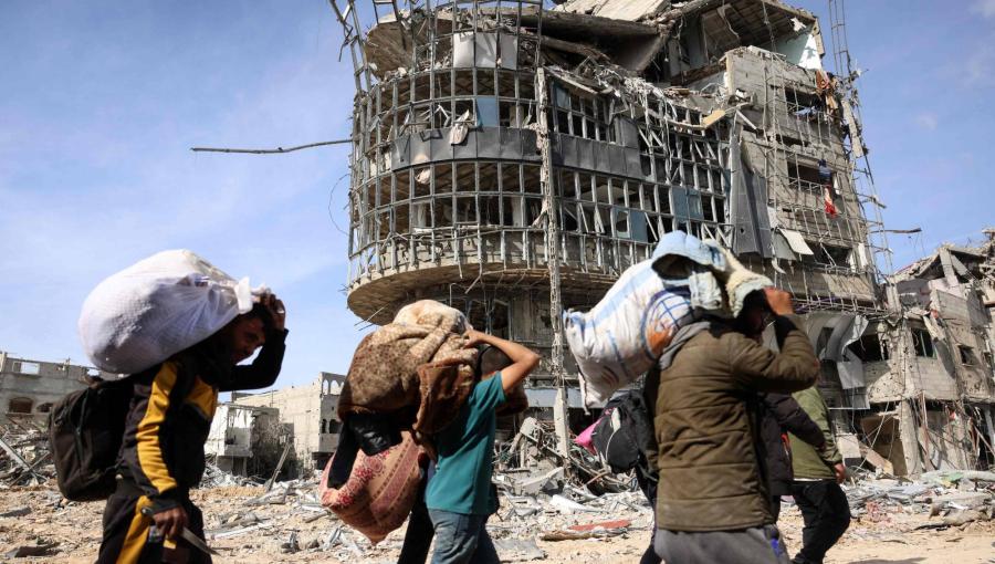 فلسطينيون نازحون أثناء عودتهم إلى وسط رفح في جنوب قطاع غزة بعد دخول اتفاق وقف النار حيز التنفيذ فلسطينيون نازحون أثناء عودتهم إلى وسط رفح في جنوب قطاع غزة بعد دخول اتفاق وقف النار حيز التنفيذ | المصدر: وكالة الأنباء الفرنسية