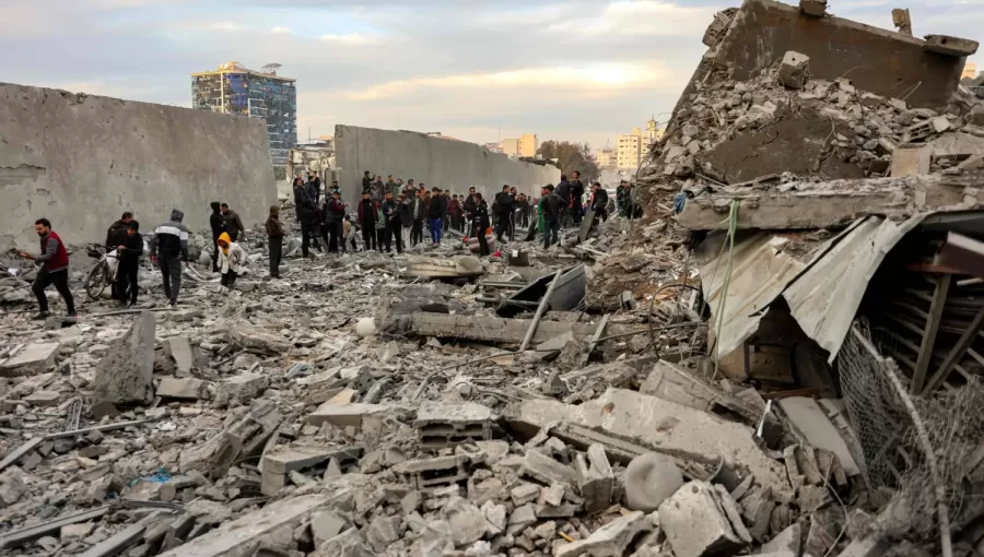 فلسطينيون يتفقدون أنقاض مبنى سكني دمره القصف الإسرائيلي في منطقة السرايا بمدينة غزة فلسطينيون يتفقدون أنقاض مبنى سكني دمره القصف الإسرائيلي في منطقة السرايا بمدينة غزة 4/1/2025 | المصدر: وكالة الأنباء الفرنسية