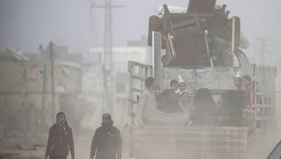 غزيون بين أنقاض المنازل المدمرة بعد عملية عسكرية للاحتلال في خانيونس غزيون بين أنقاض المنازل المدمرة بعد عملية عسكرية للاحتلال في خانيونس | المصدر: الوكالة الأوروبية للصور الصحفية