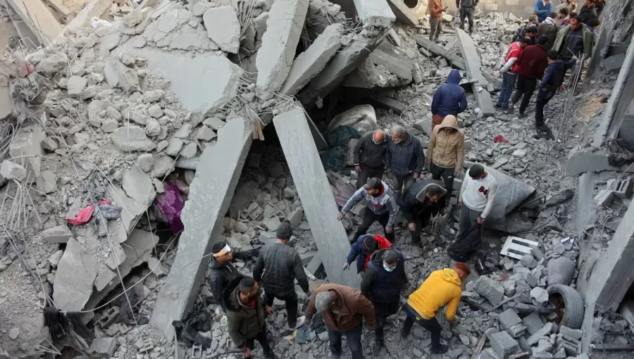 غزيون خلال محاولة انتشال الشهداء والحرجى بعد قصف الاحتلال مبنى وسط قطاع غزة غزيون خلال محاولة انتشال الشهداء والحرجى بعد قصف الاحتلال مبنى وسط قطاع غزة | المصدر: وكالة الأنباء الفرنسية